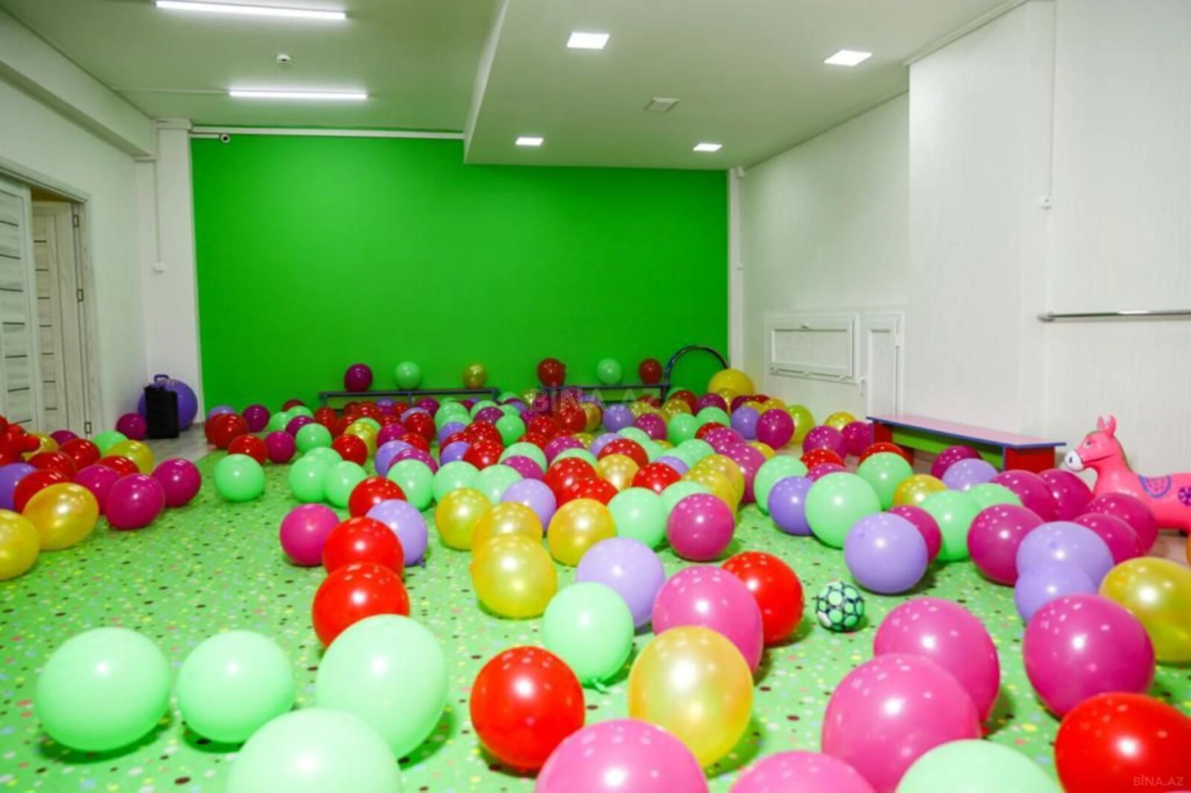 Satılır obyekt 425 m²