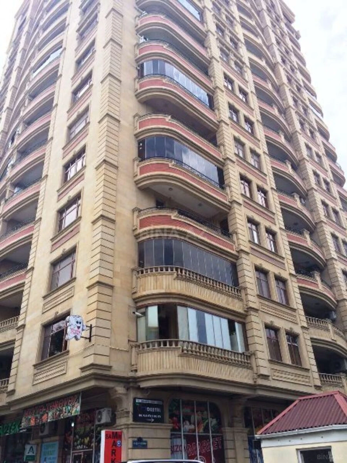 Satılır 4 otaqlı mənzil 172 m²
