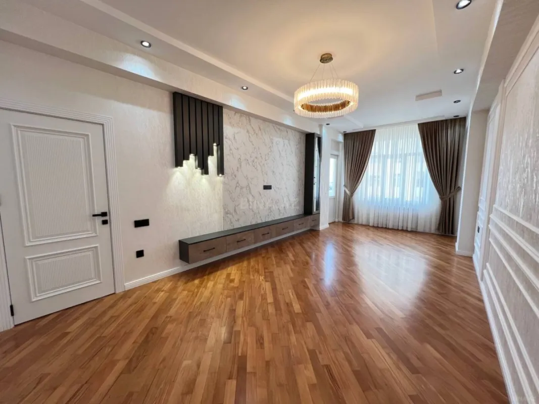 Satılır 4 otaqlı mənzil 150 m²