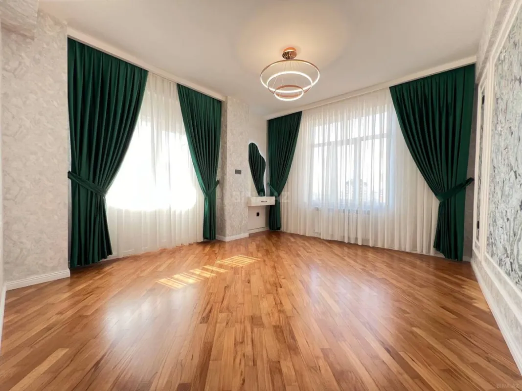 Satılır 4 otaqlı mənzil 150 m²