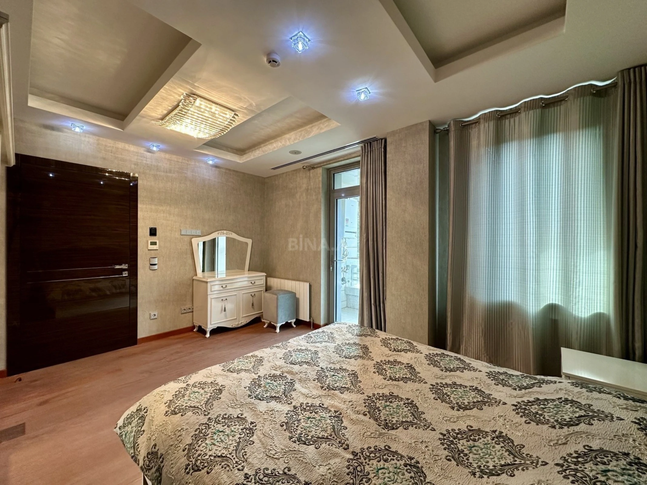 Satılır 3 otaqlı mənzil 143 m²