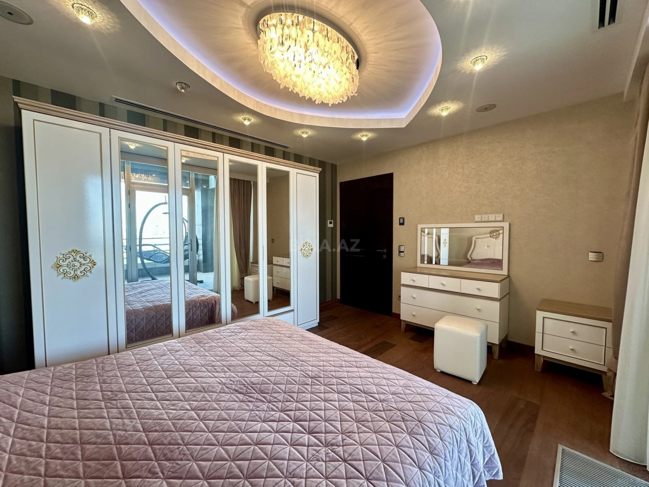 Satılır 3 otaqlı mənzil 143 m²