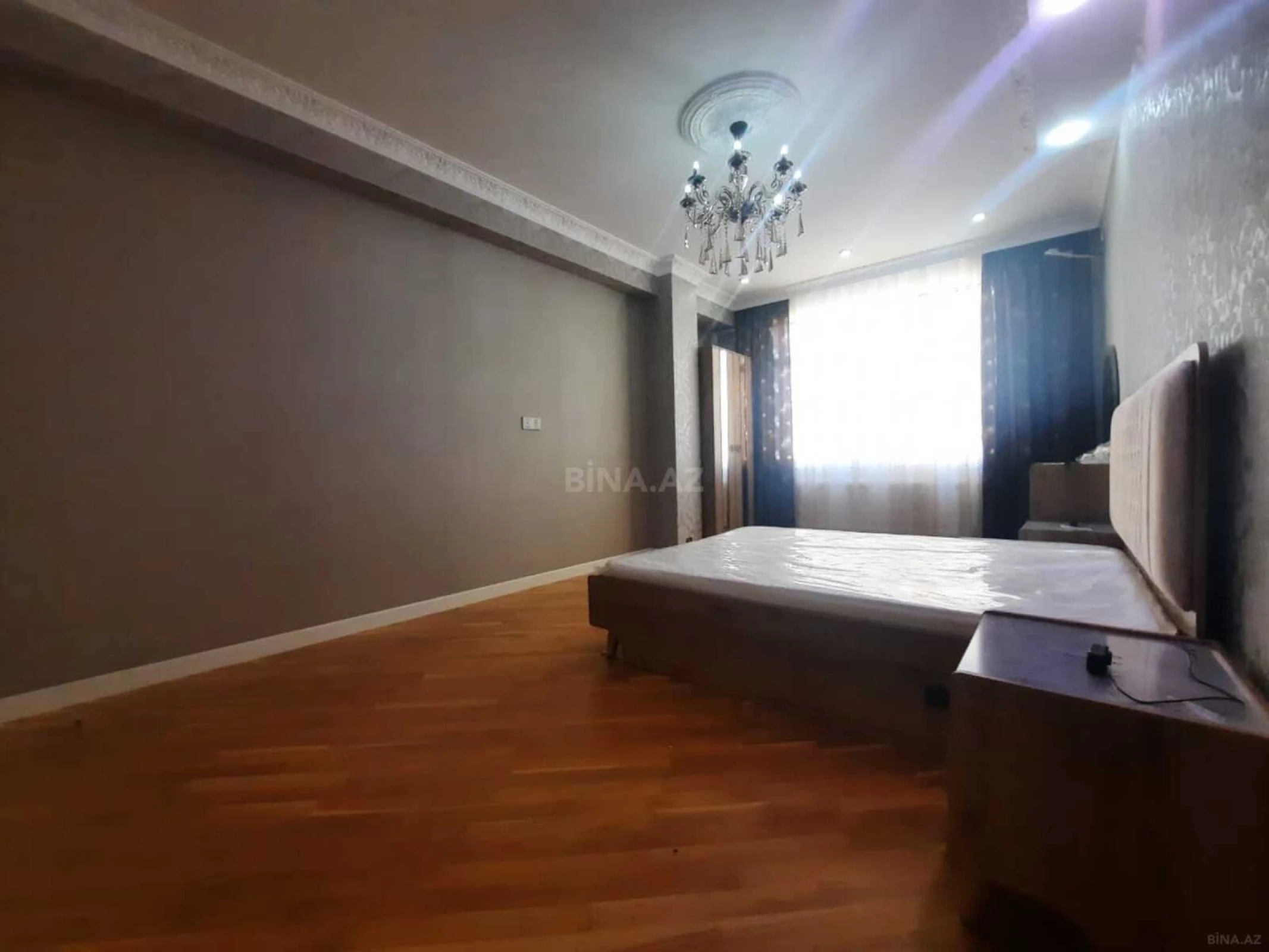 Satılır 4 otaqlı mənzil 182 m²