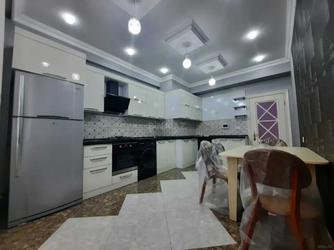 Satılır 4 otaqlı mənzil 182 m²