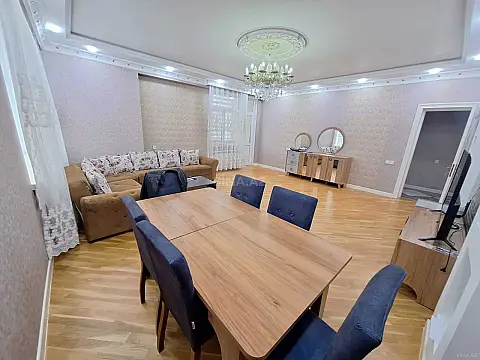 Satılır 4 otaqlı mənzil 182 m²