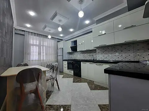 Satılır 4 otaqlı mənzil 182 m²