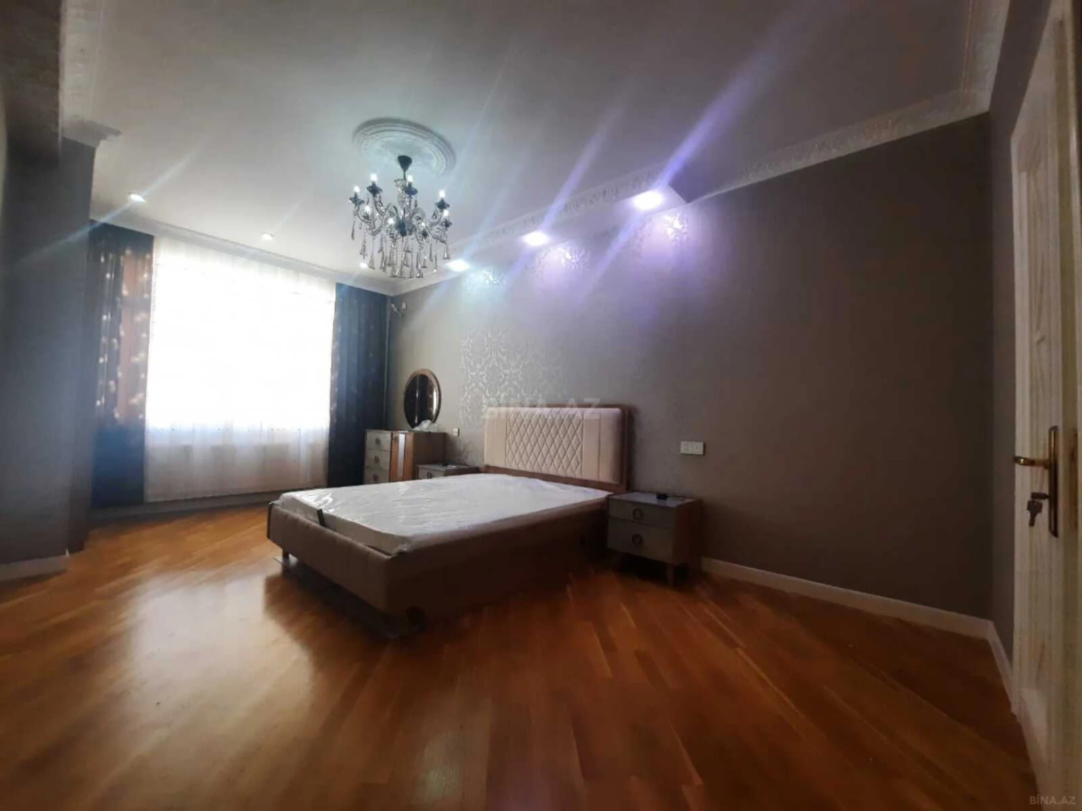 Satılır 4 otaqlı mənzil 182 m²