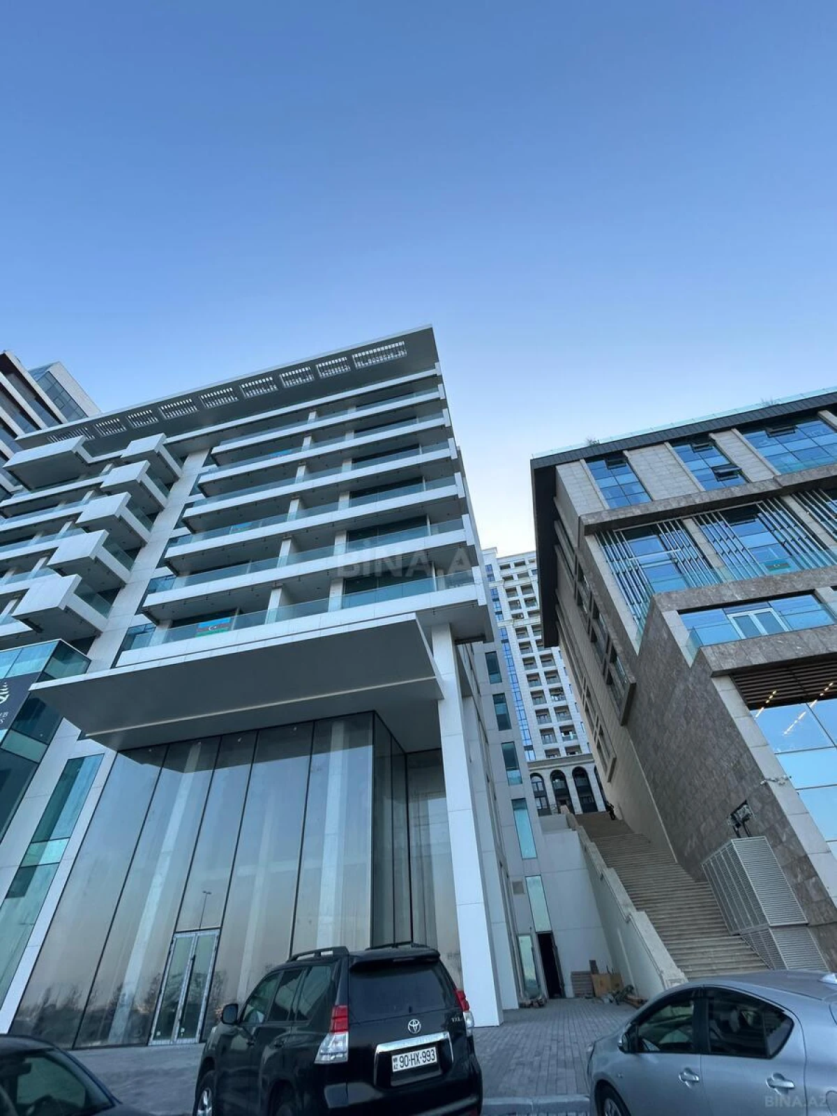 Satılır 4 otaqlı mənzil 244 m²