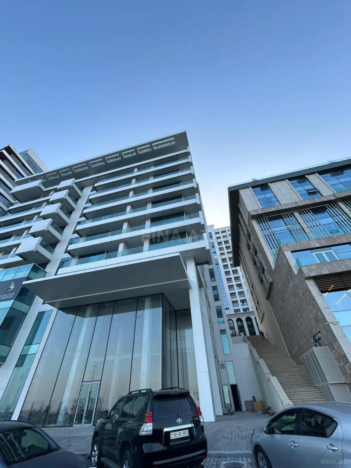 Satılır 4 otaqlı mənzil 244 m²