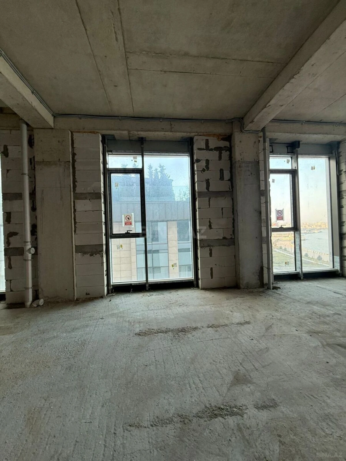 Satılır 4 otaqlı mənzil 244 m²