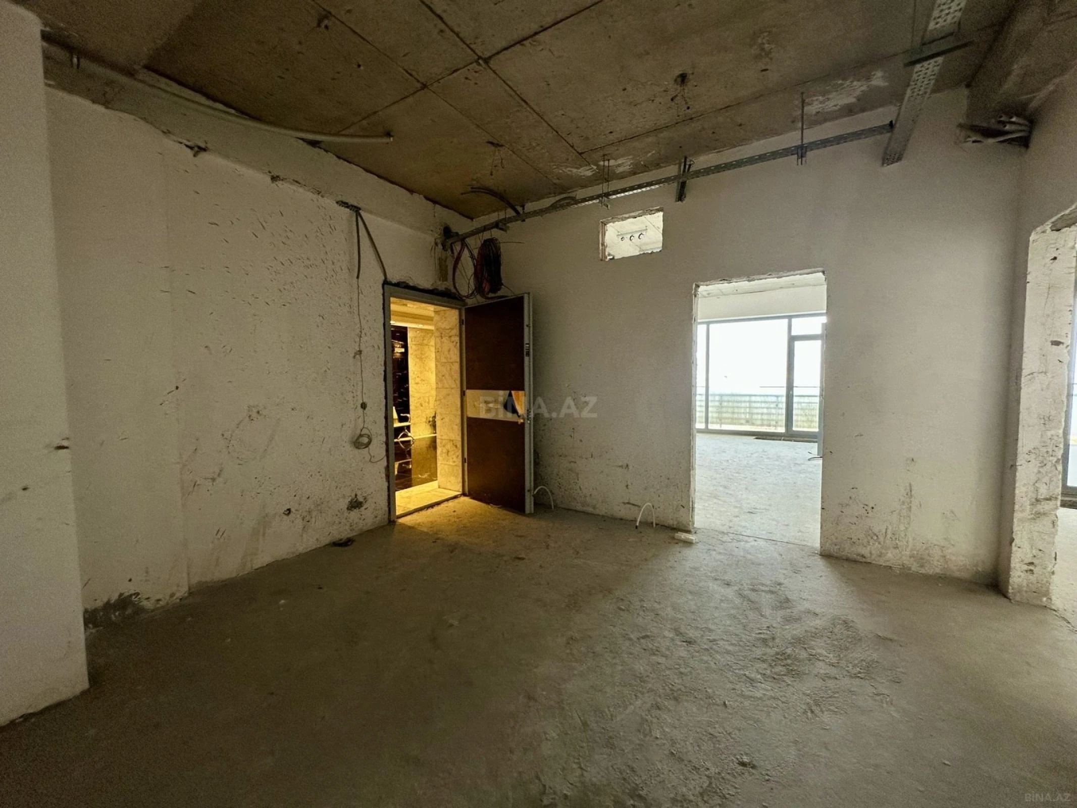 Satılır 4 otaqlı mənzil 320 m²