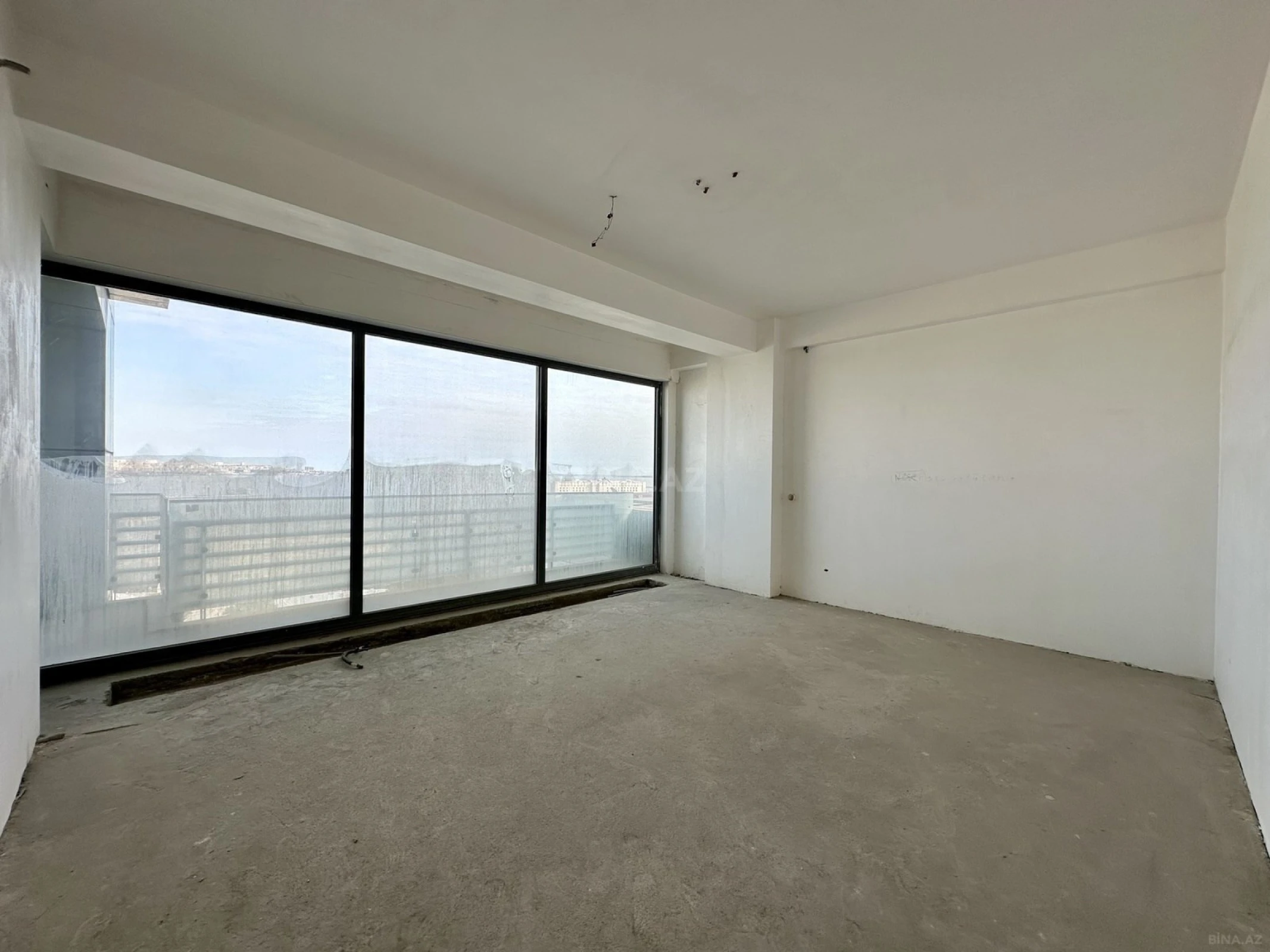Satılır 4 otaqlı mənzil 320 m²