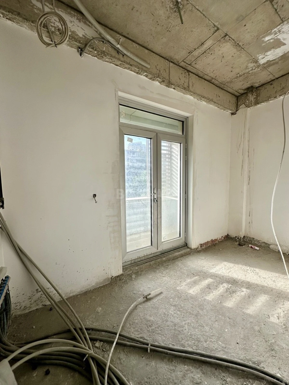 Satılır 4 otaqlı mənzil 320 m²
