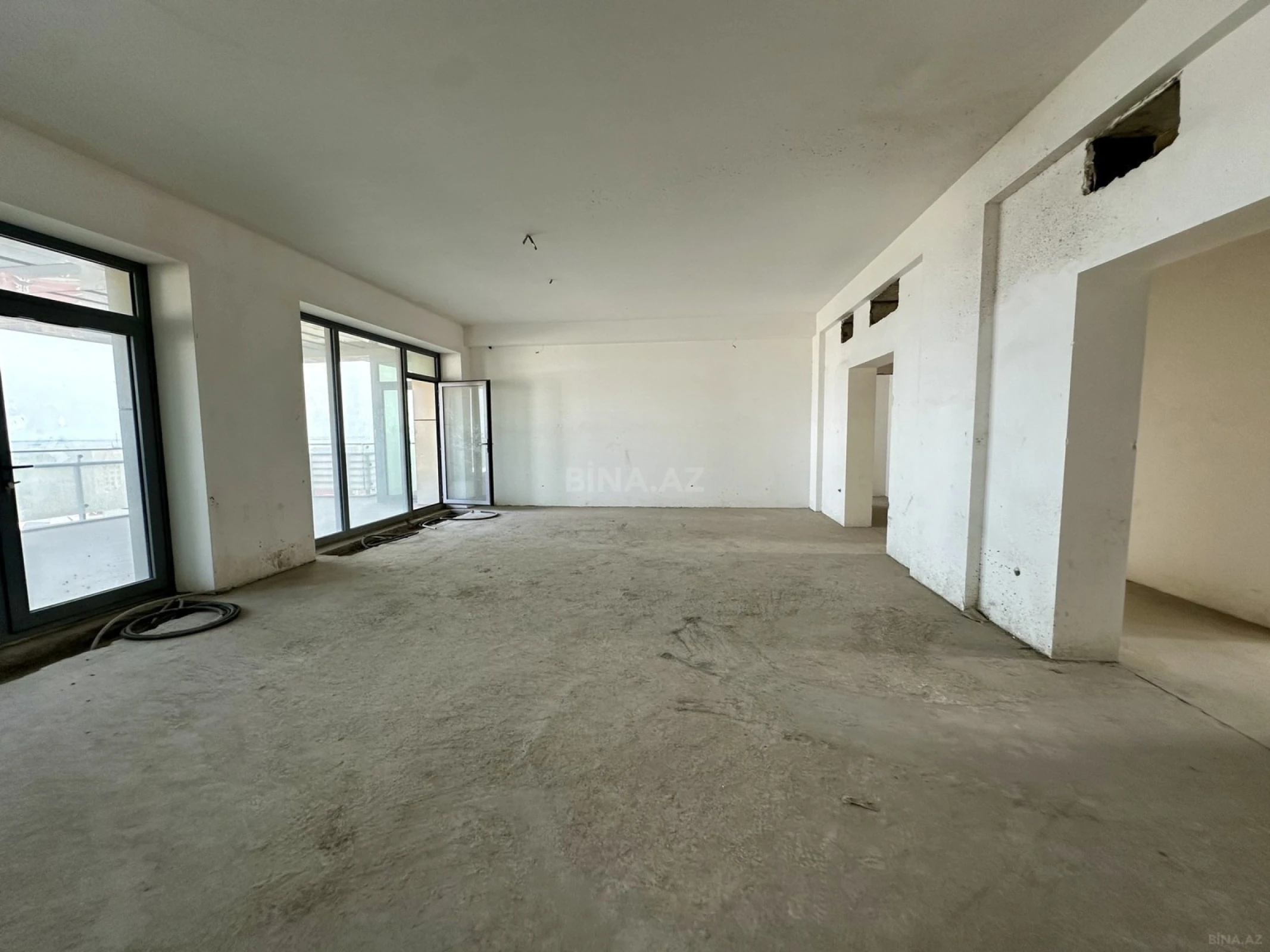 Satılır 4 otaqlı mənzil 320 m²