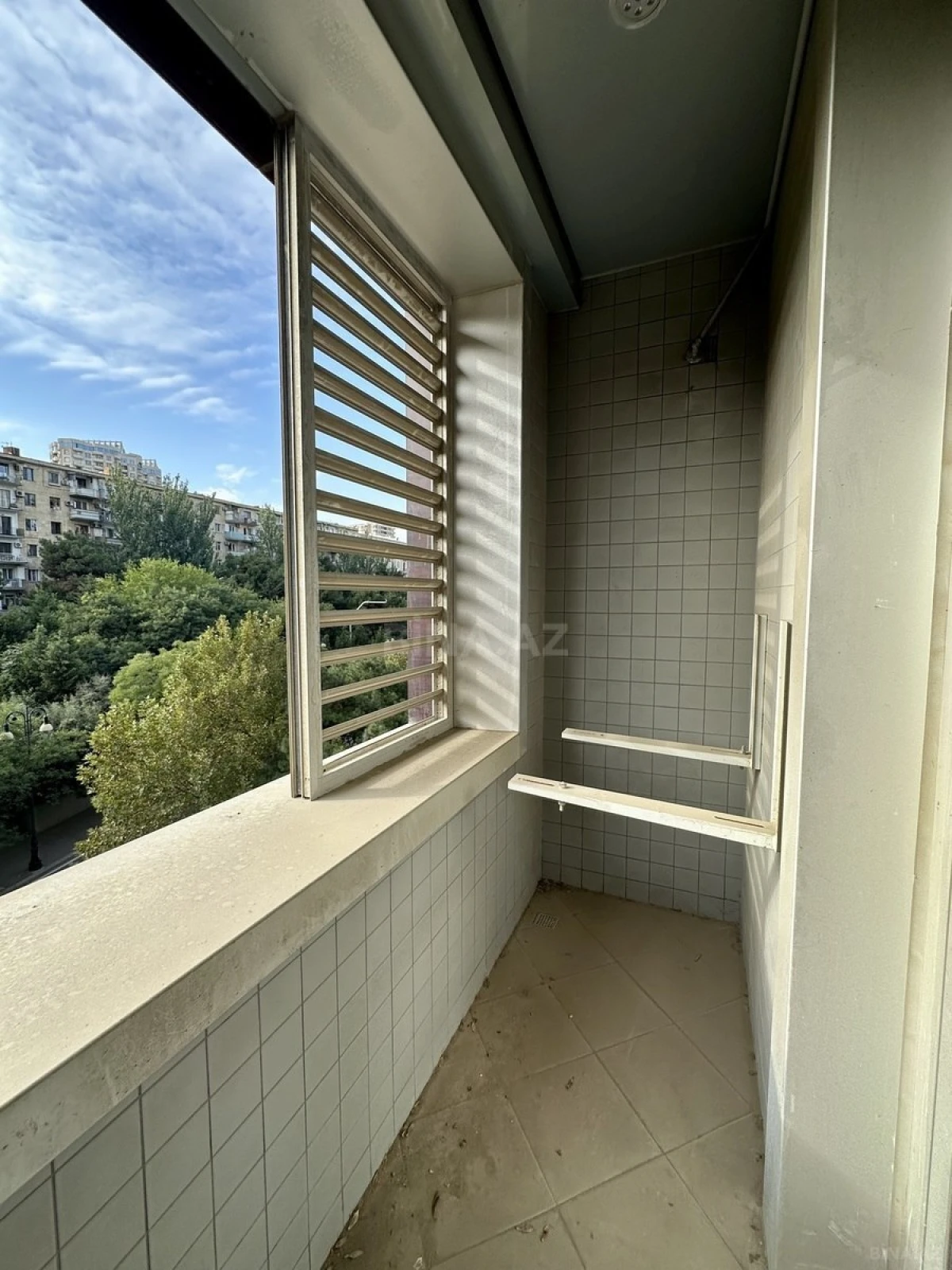 Satılır 4 otaqlı mənzil 320 m²