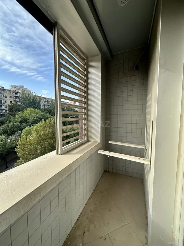 Satılır 4 otaqlı mənzil 320 m²