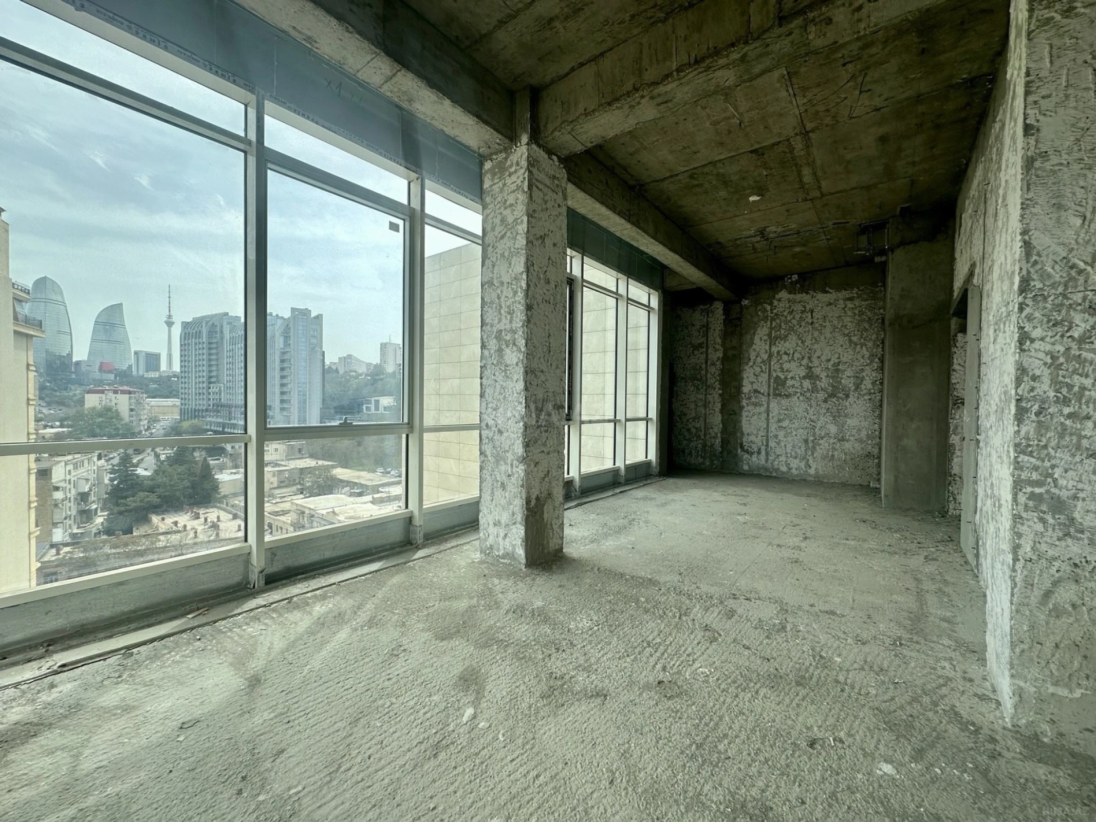 Satılır 4 otaqlı mənzil 359 m²