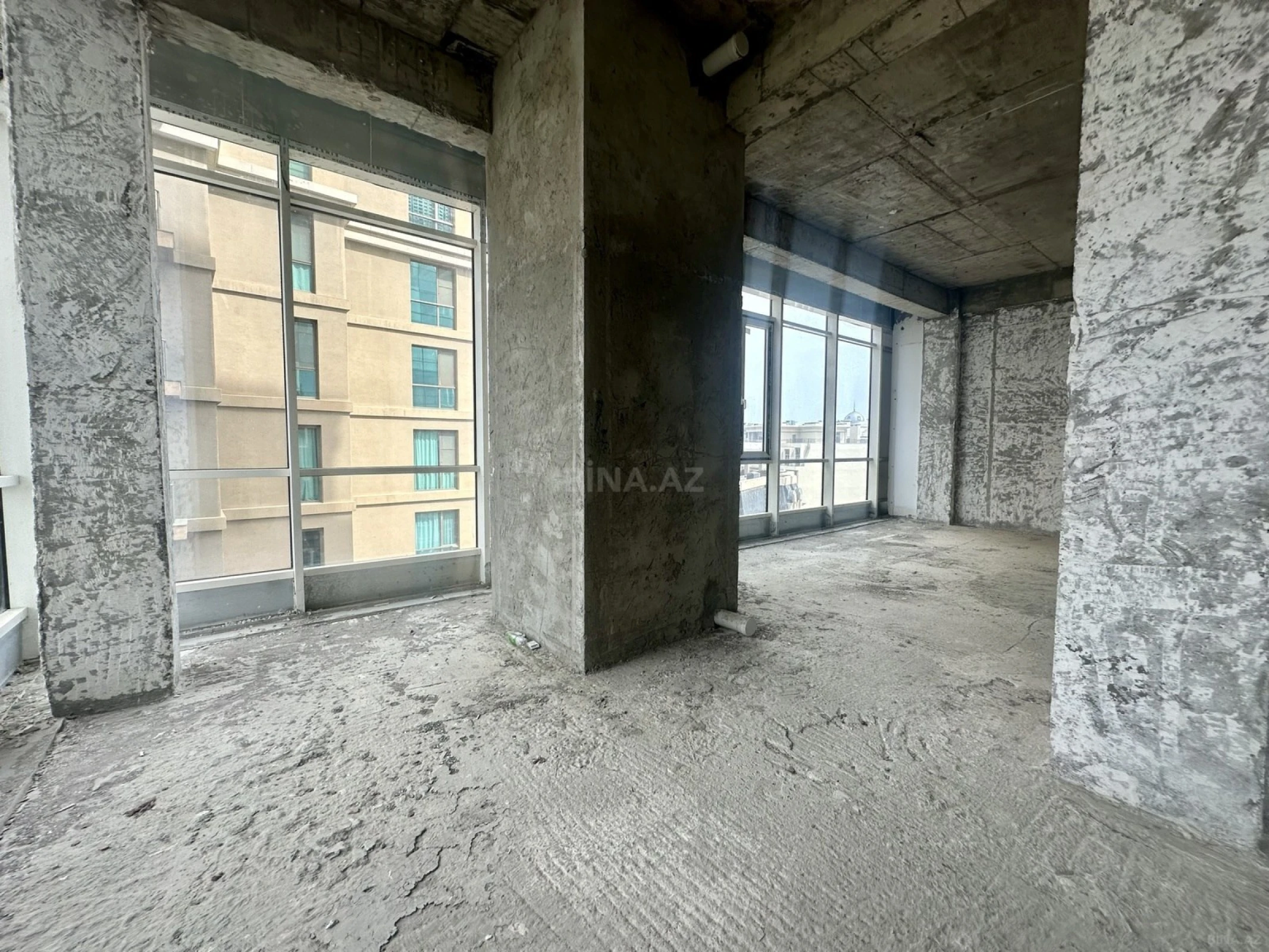 Satılır 4 otaqlı mənzil 359 m²