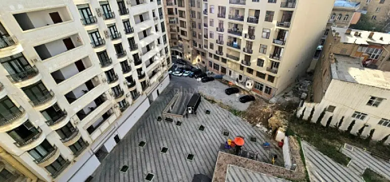 Satılır 5 otaqlı mənzil 262 m²