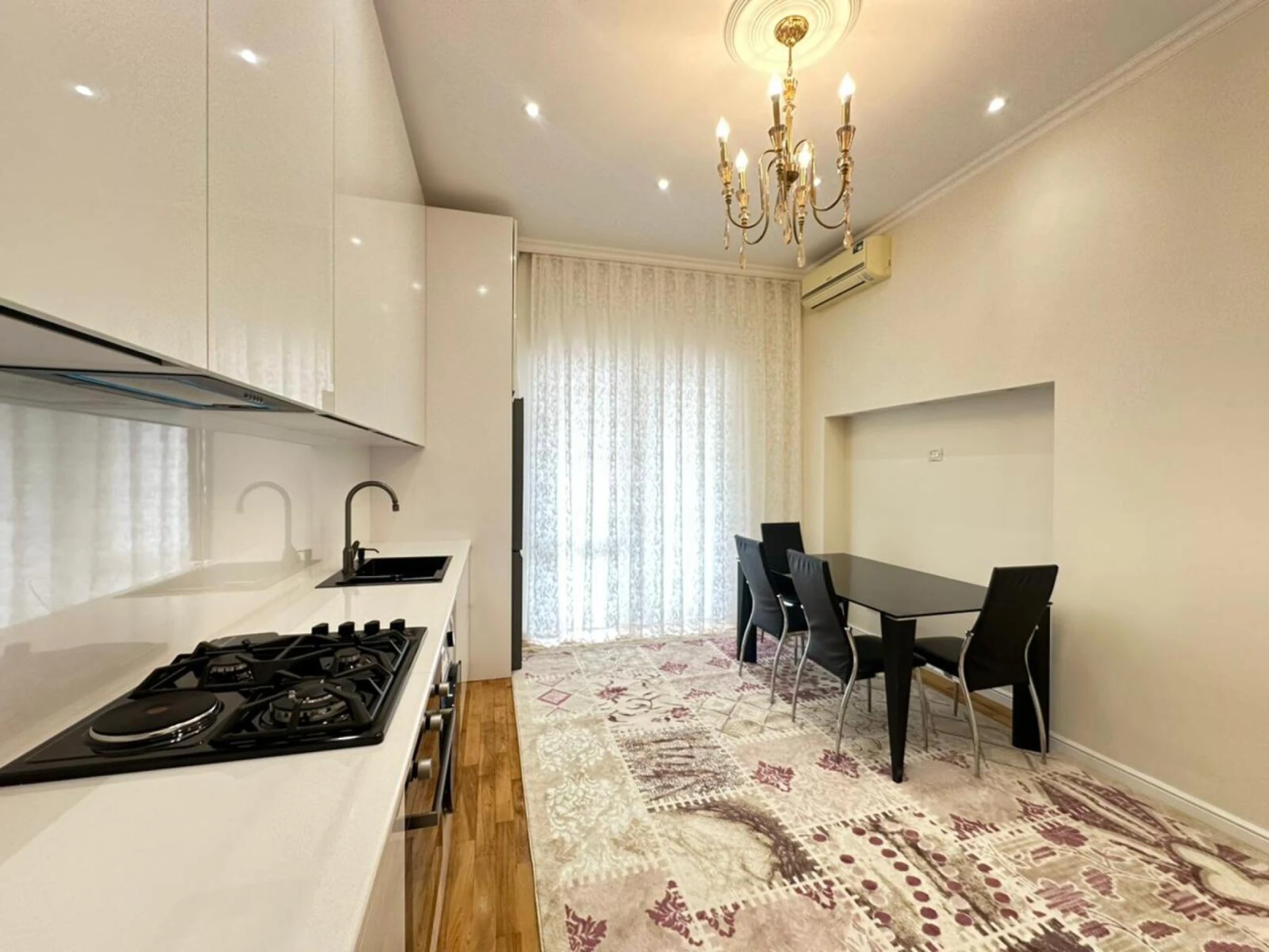 Satılır 4 otaqlı mənzil 220 m²