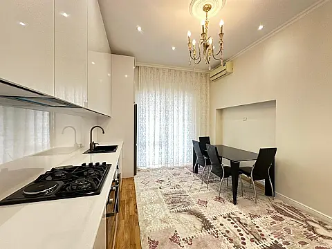 Satılır 4 otaqlı mənzil 220 m²
