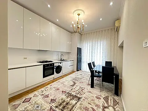 Satılır 4 otaqlı mənzil 220 m²