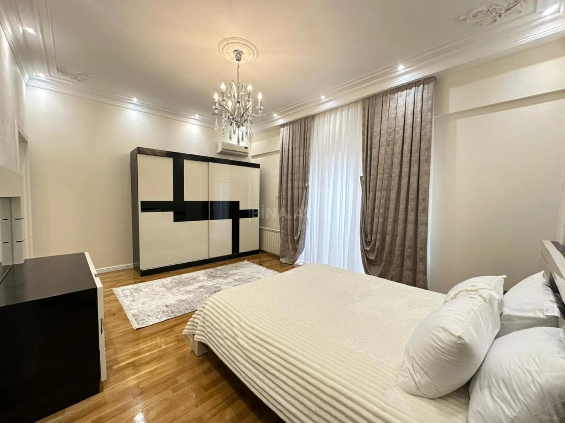 Satılır 4 otaqlı mənzil 220 m²