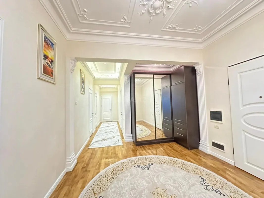 Satılır 4 otaqlı mənzil 220 m²