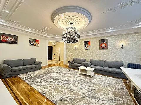 Satılır 4 otaqlı mənzil 220 m²