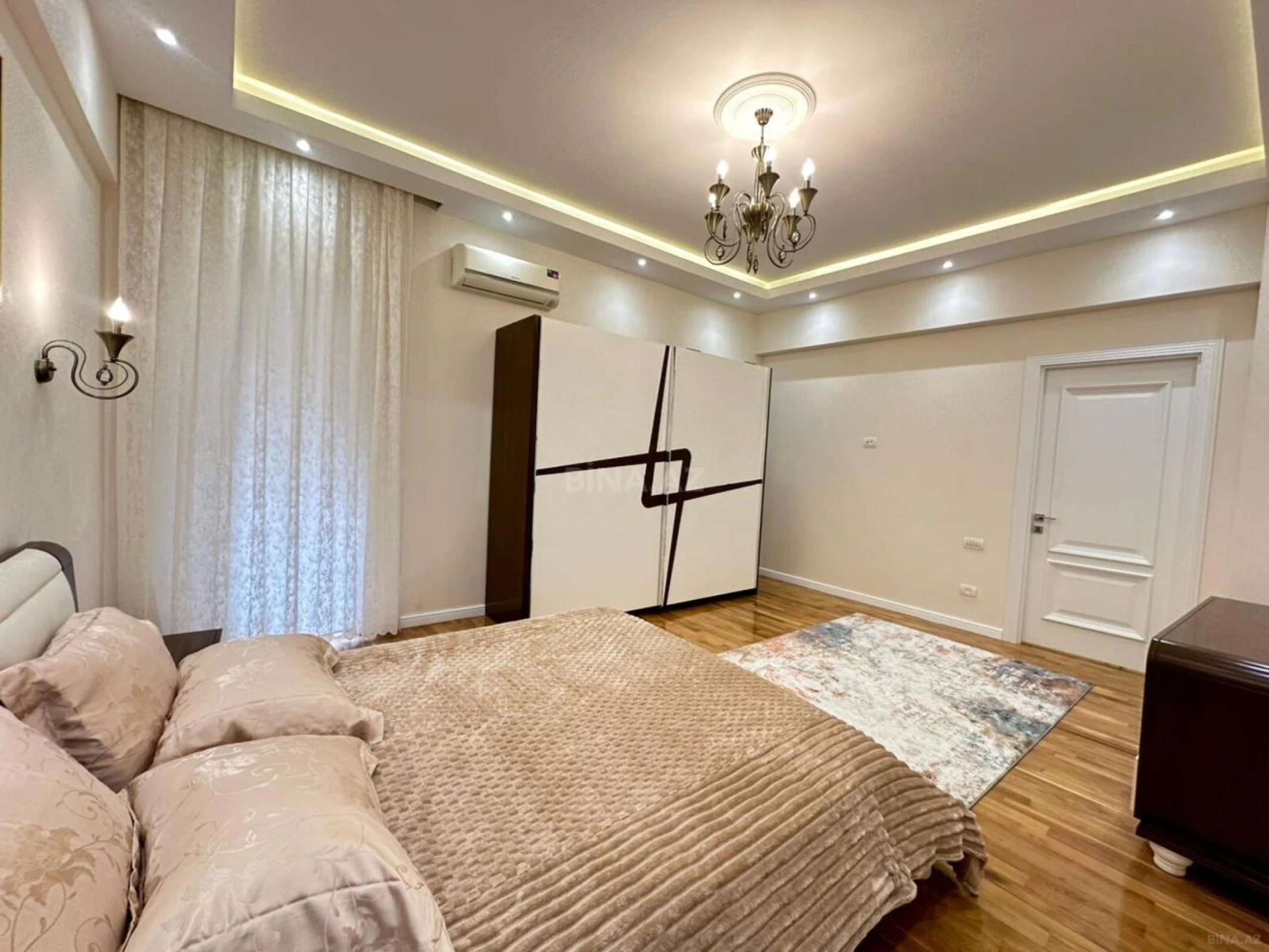 Satılır 4 otaqlı mənzil 220 m²