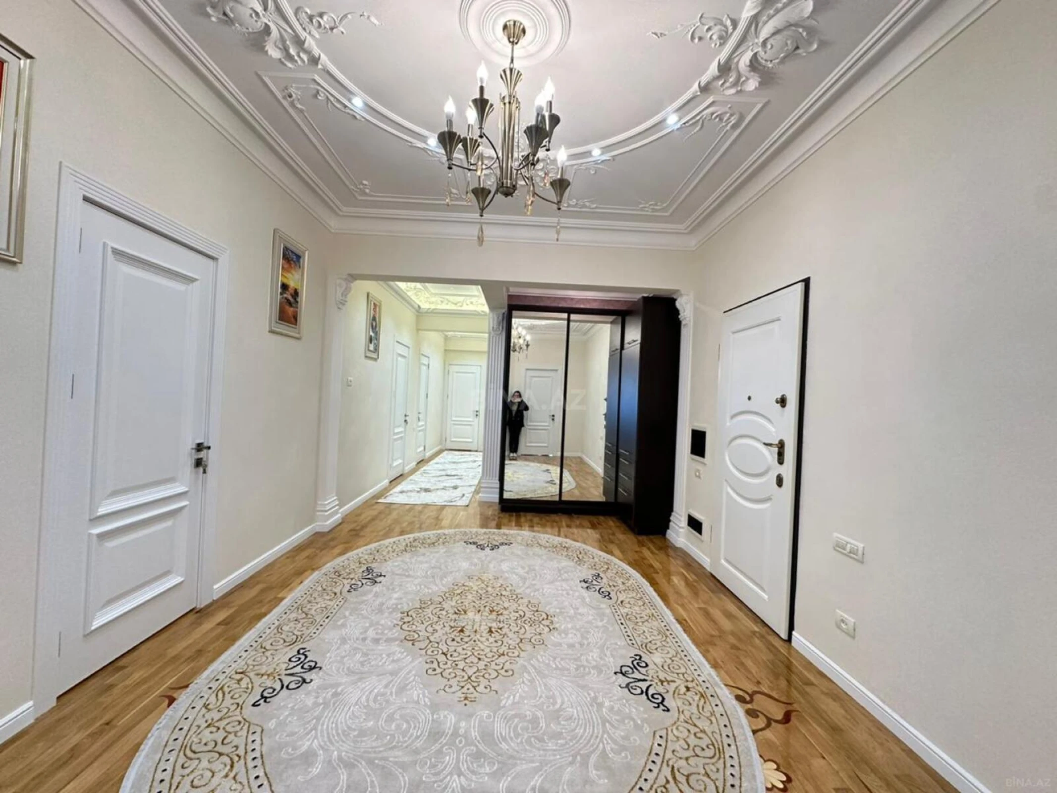 Satılır 4 otaqlı mənzil 220 m²