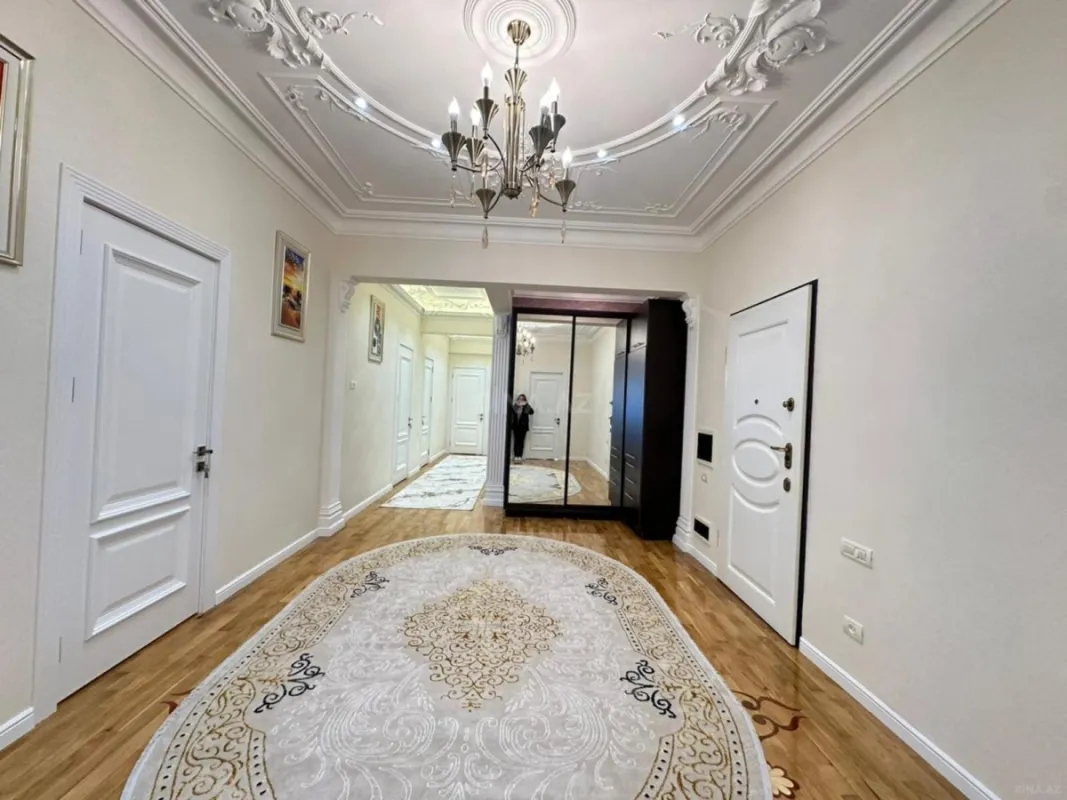 Satılır 4 otaqlı mənzil 220 m²