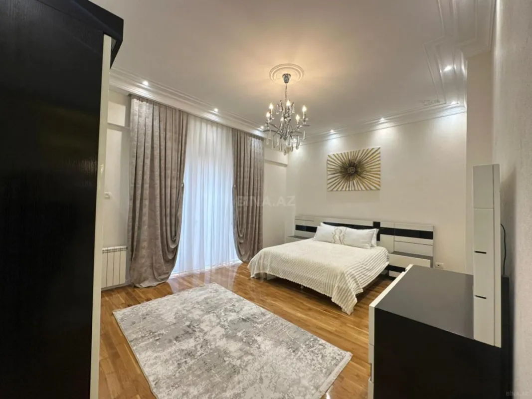 Satılır 4 otaqlı mənzil 220 m²