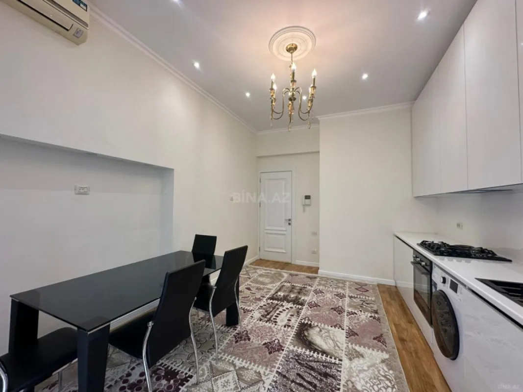 Satılır 4 otaqlı mənzil 220 m²