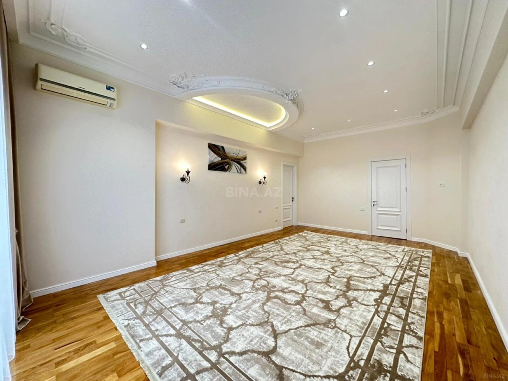 Satılır 4 otaqlı mənzil 220 m²