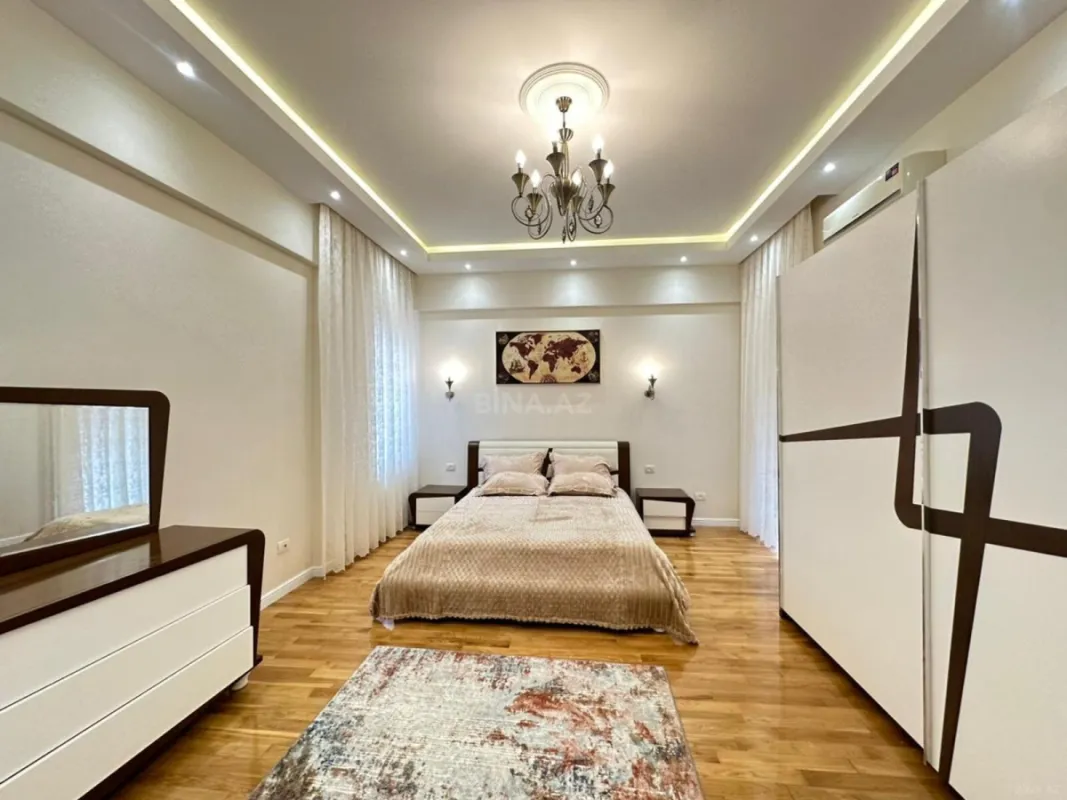 Satılır 4 otaqlı mənzil 220 m²