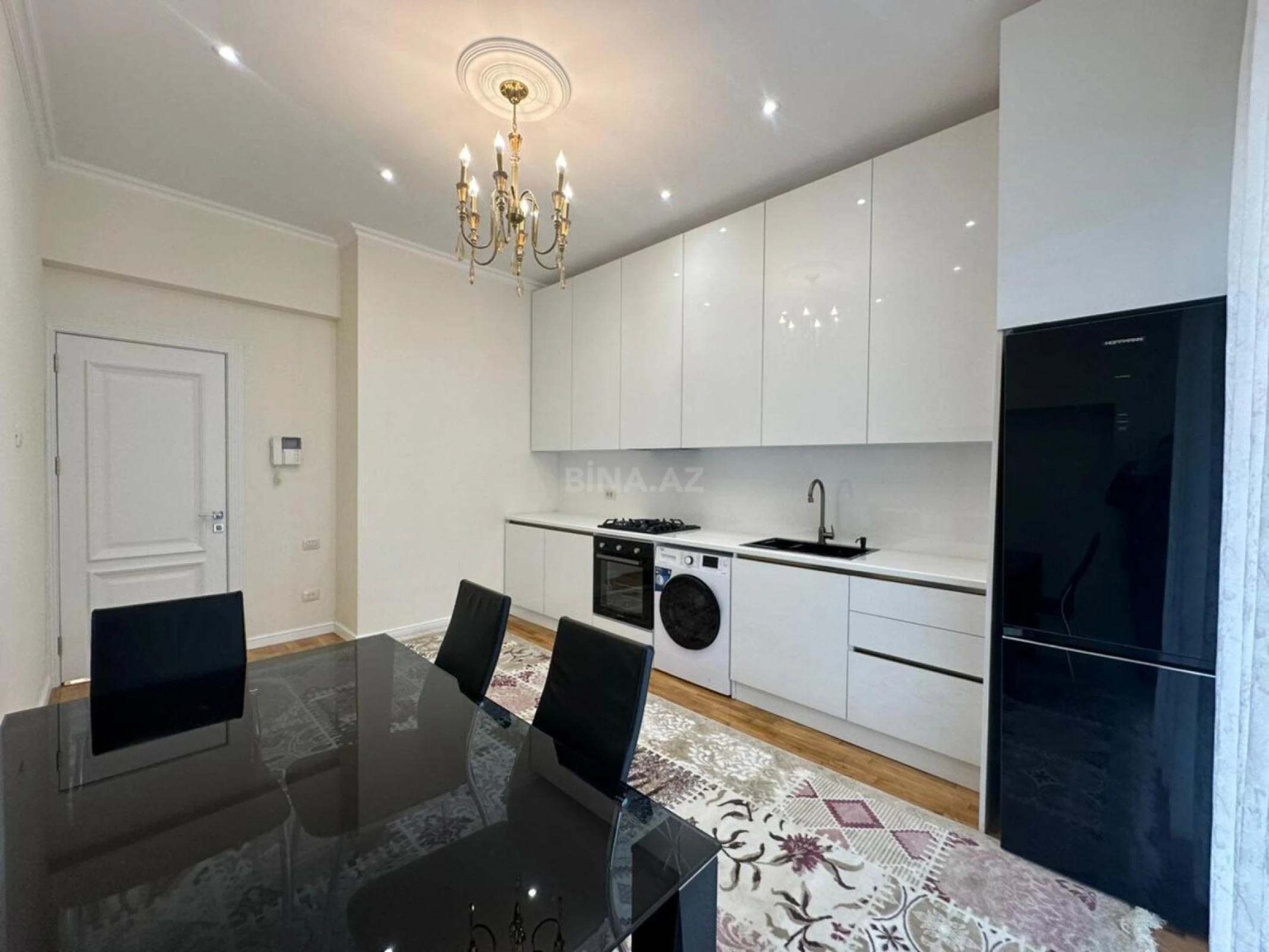 Satılır 4 otaqlı mənzil 220 m²