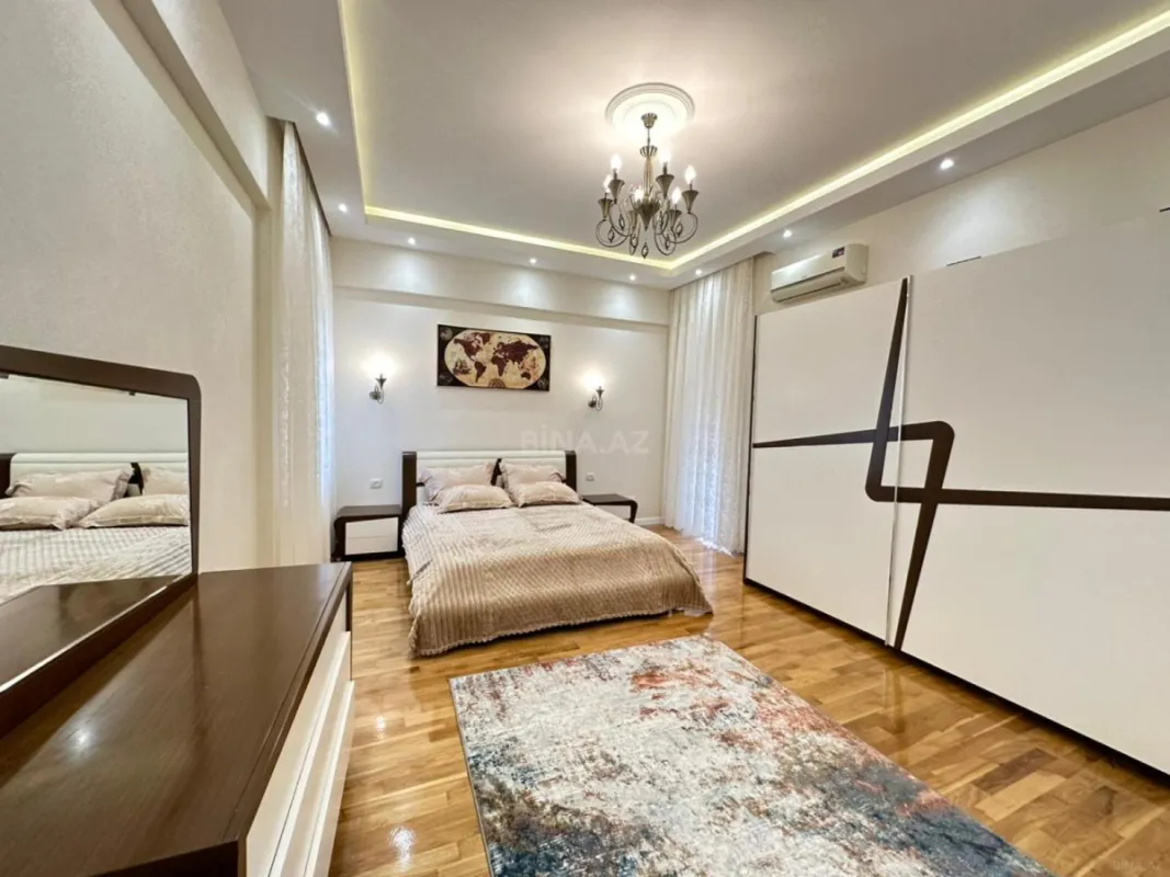 Satılır 4 otaqlı mənzil 220 m²