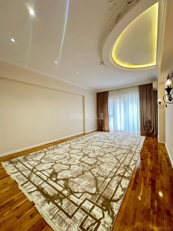 Satılır 4 otaqlı mənzil 220 m²