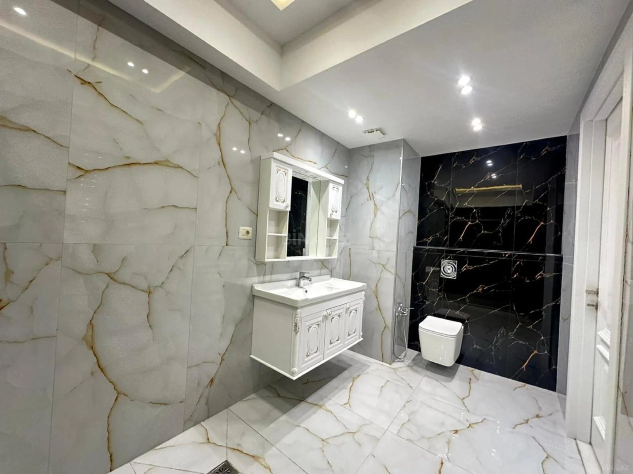 Satılır 4 otaqlı mənzil 220 m²