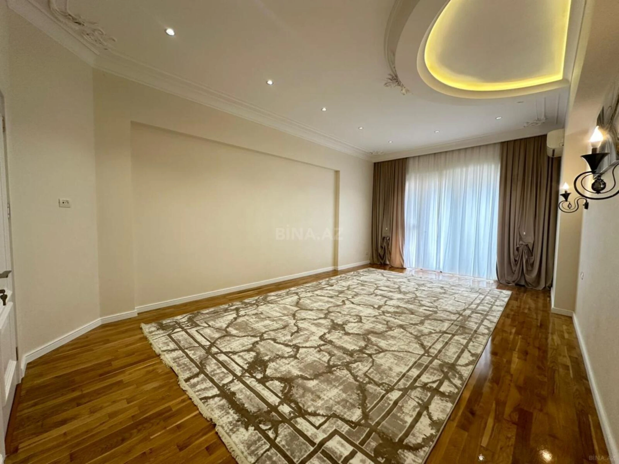 Satılır 4 otaqlı mənzil 220 m²