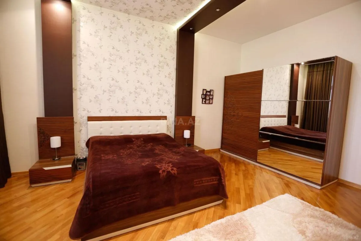 Satılır 10 otaqlı həyət evi 550 m²