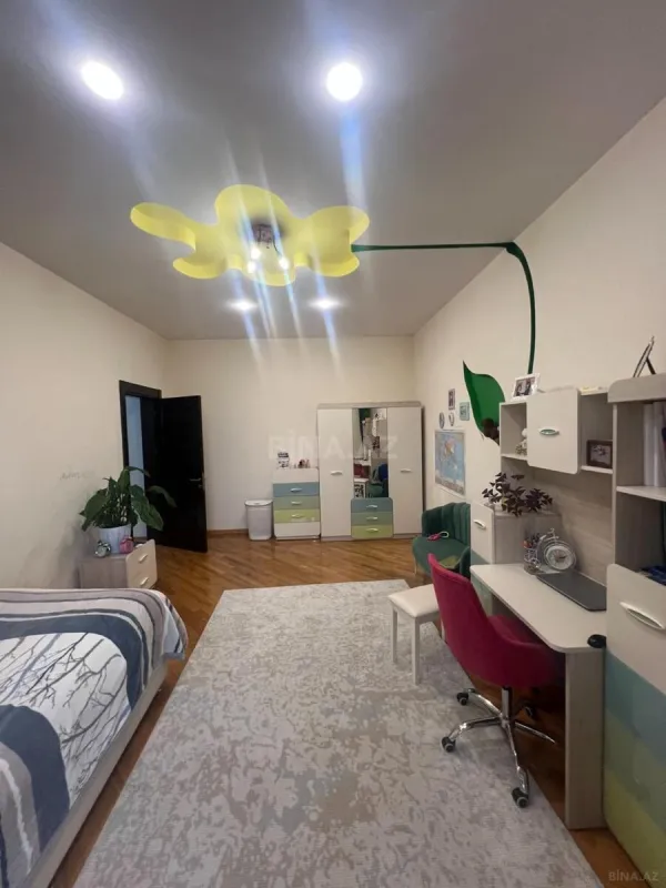Satılır 10 otaqlı həyət evi 550 m²
