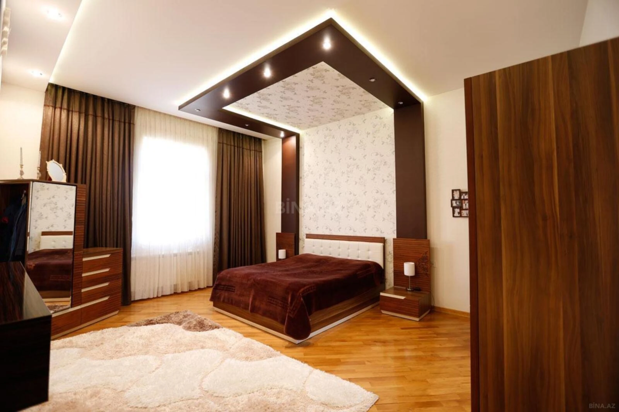 Satılır 10 otaqlı həyət evi 550 m²