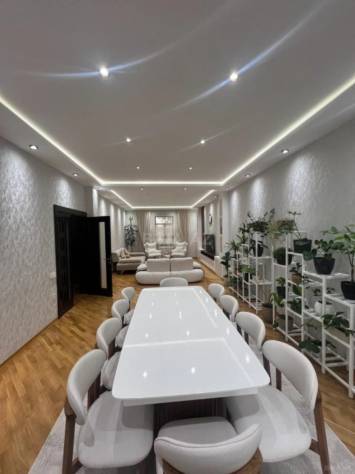Satılır 10 otaqlı həyət evi 550 m²