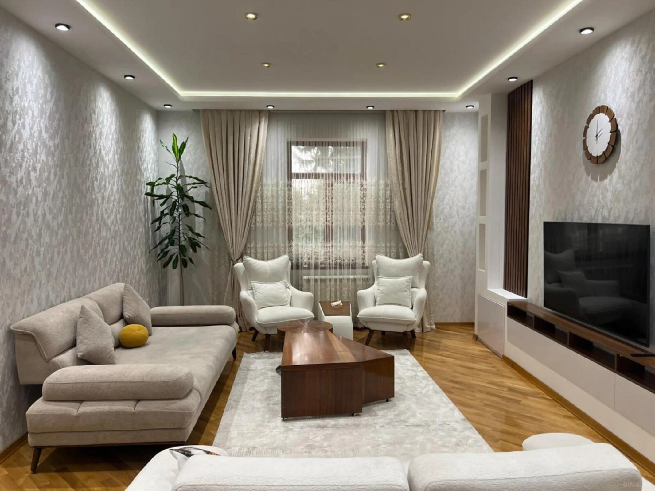 Satılır 10 otaqlı həyət evi 550 m²