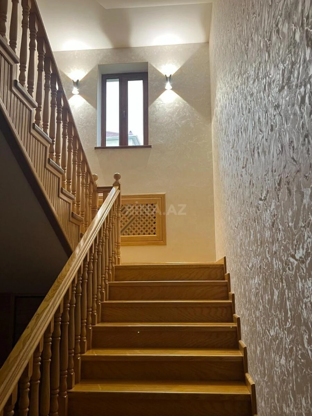 Satılır 10 otaqlı həyət evi 550 m²