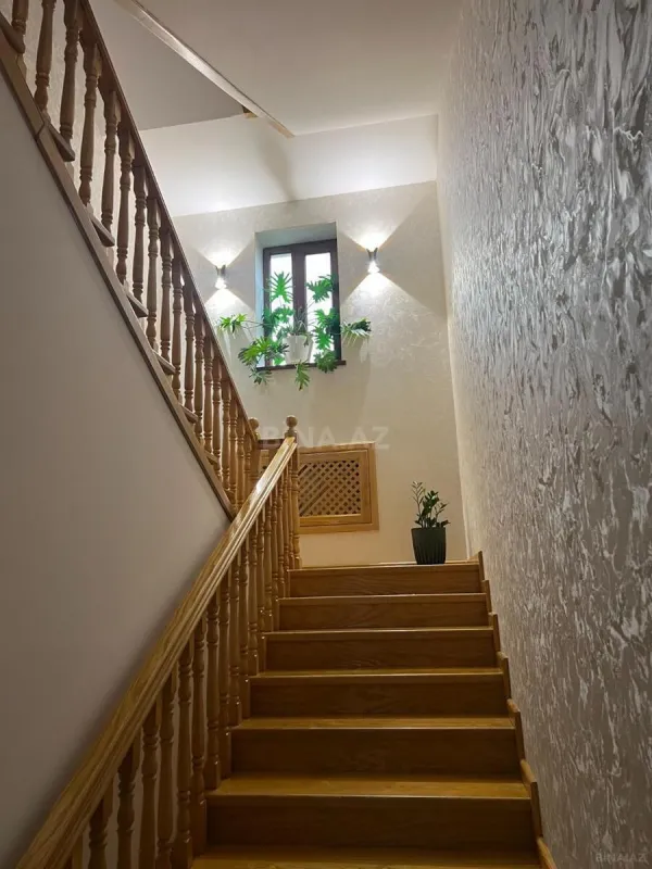 Satılır 10 otaqlı həyət evi 550 m²