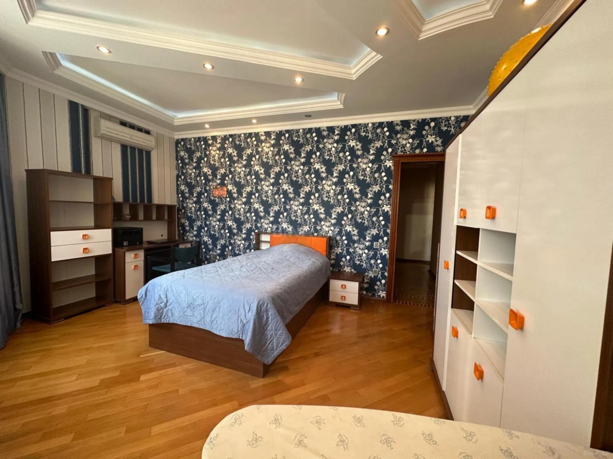 Kirayə verilir 4 otaqlı mənzil 150 m²