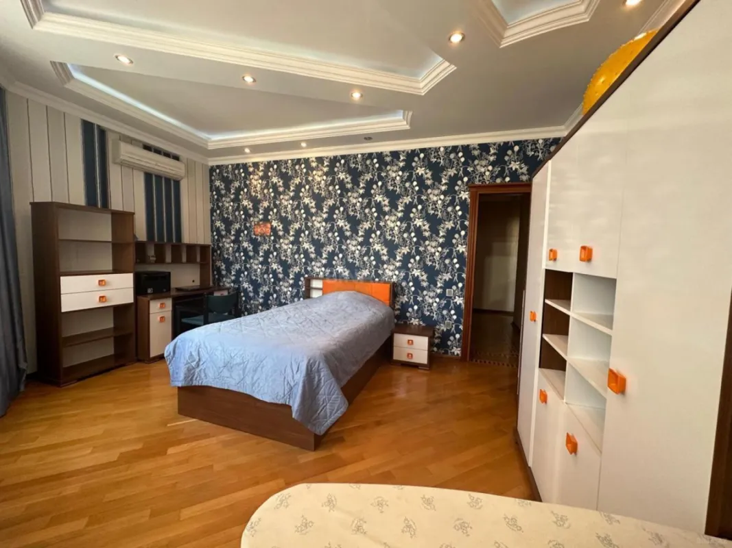 Kirayə verilir 4 otaqlı mənzil 150 m²